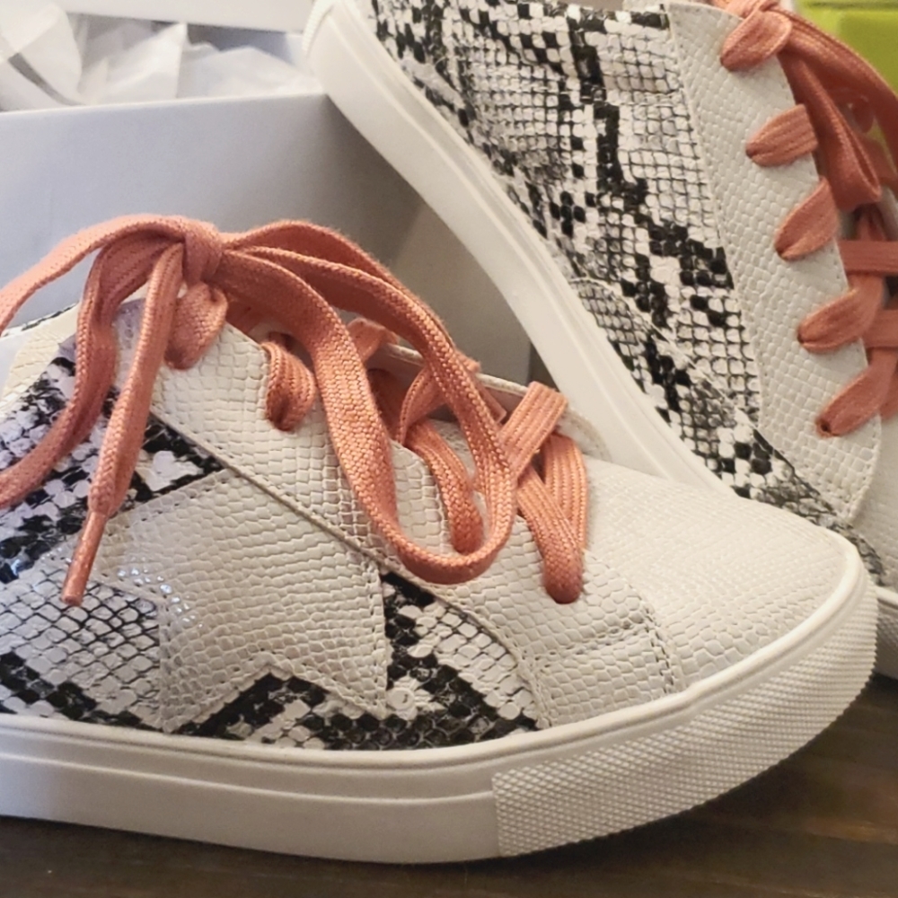 Super cute sneakers size 6